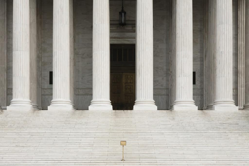 Corte Suprema impide deportaciones bajo la Ley de Enemigos Extranjeros