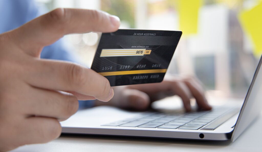 Nuevas reglas de pago de USCIS: adiós a cheques y “money orders”