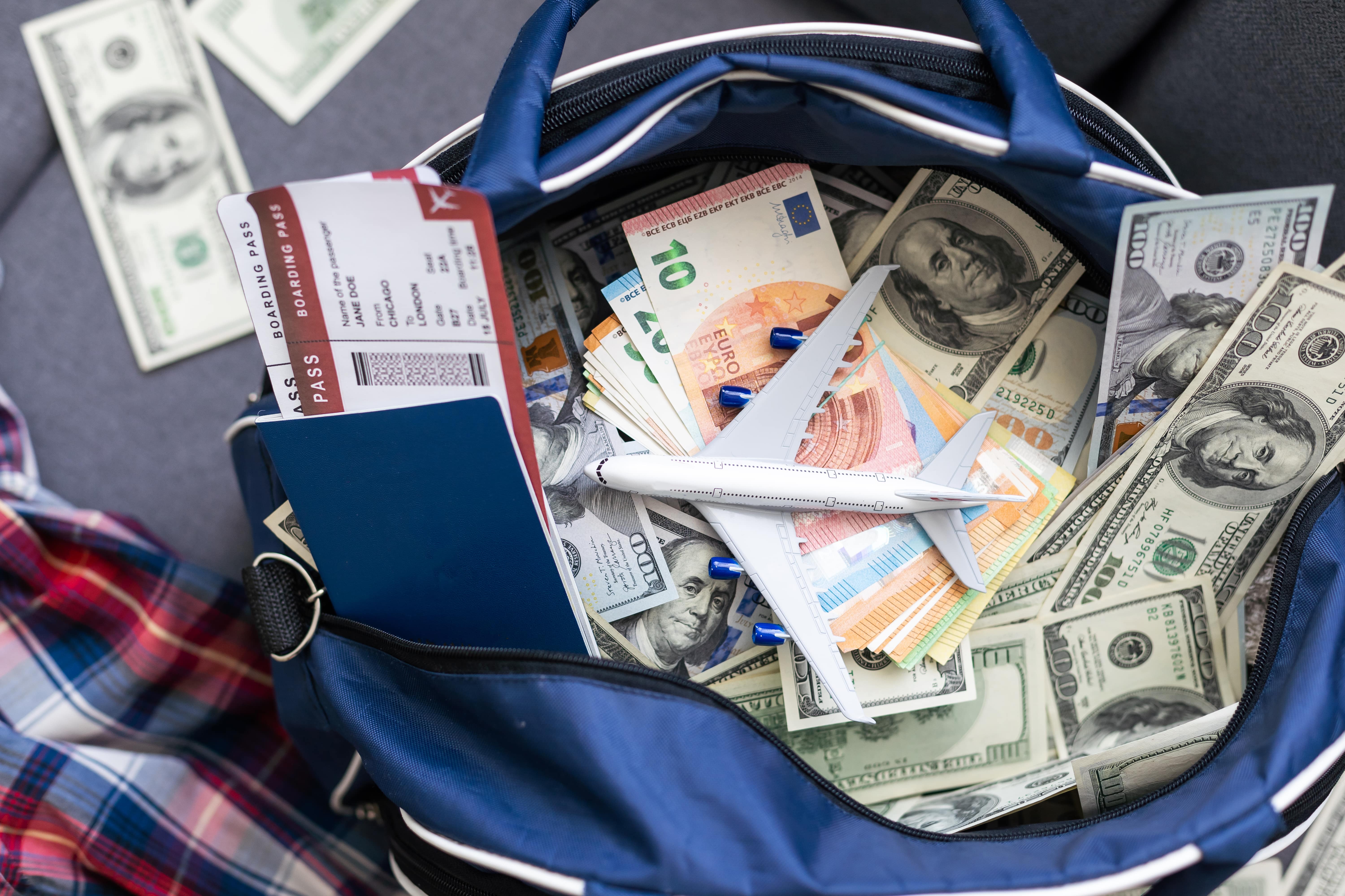 Cuánto dinero puedes llevar al viajar hacia o desde USA