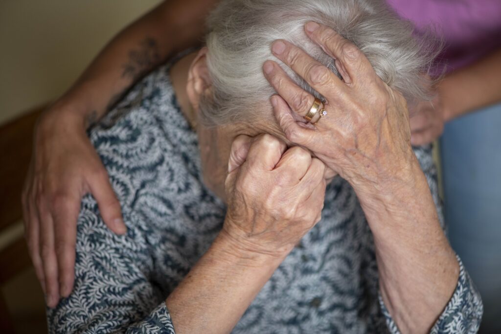 Maltrato en hogares de ancianos: responsabilidades legales y compensación