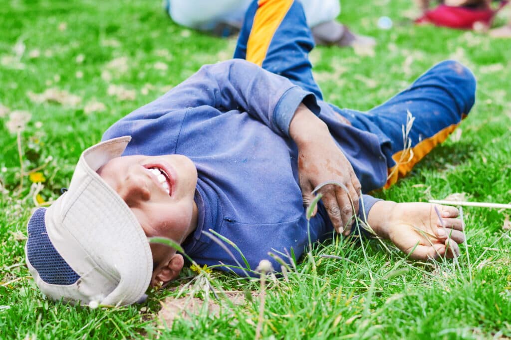 Qué hacer si tu hijo se lesiona en un campamento de verano en USA