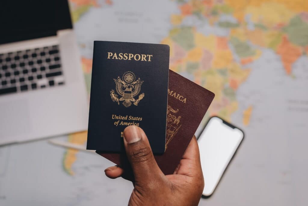 Qué pasaporte usar si tienes doble nacionalidad