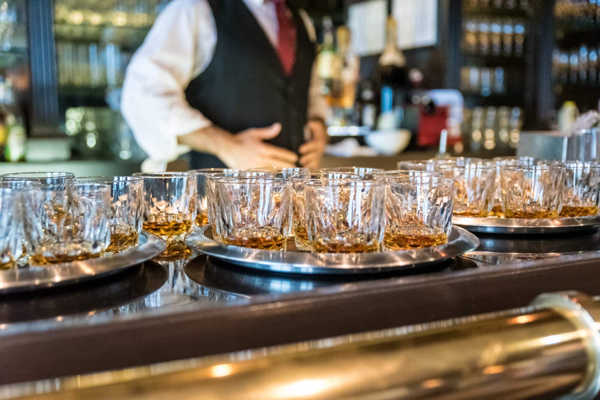 “Dram shop liability”: cuándo el establecimiento que sirvió alcohol también es responsable
