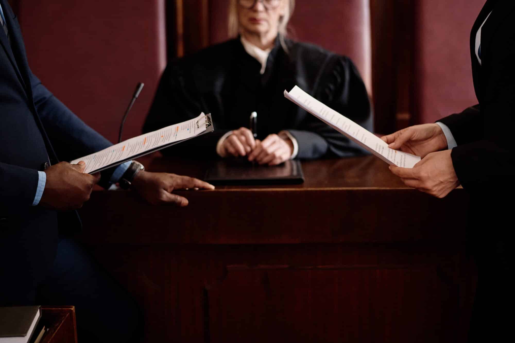 Qué es un “small claims court” y cómo funciona para los inmigrantes